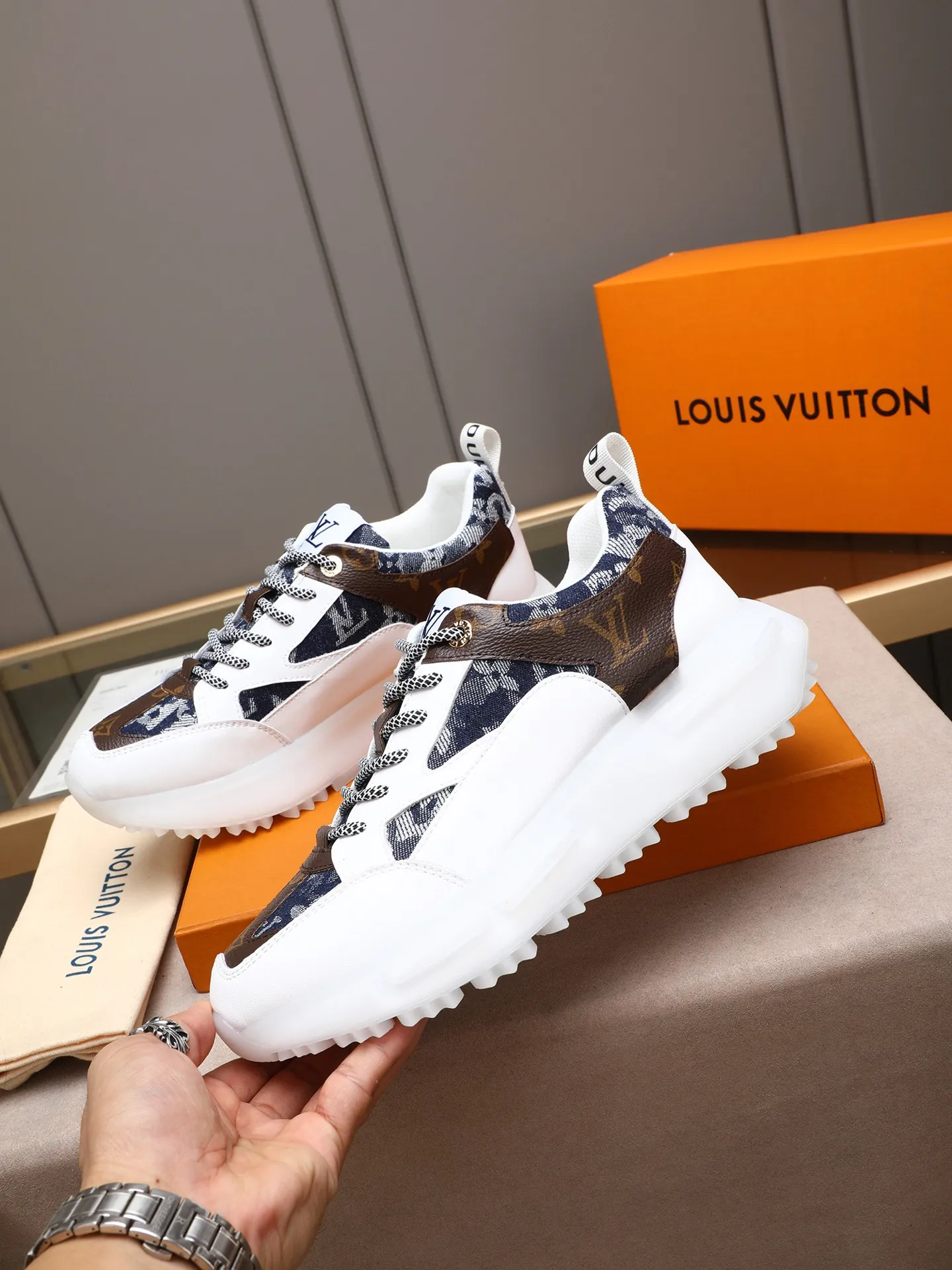 Men's shoes 💰460 [LV] Made of imported L special fabric spliced ​​with cowhide and comfortable mesh lining. Privately molded foam TPU outsole, super light and comfortable on the feet! Perfect last shape, generous and fashionable design, 4 colors available! Code number: 38–44 (45 customized